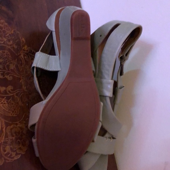 Shoe, this more like very light green - Picture 2 of 3